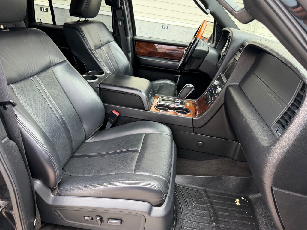 2015 Lincoln Navigator Image 30