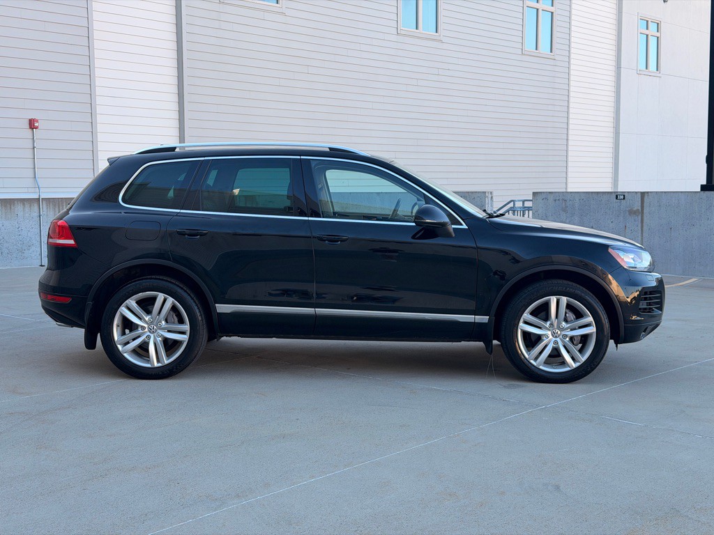 2013 Volkswagen Touareg Image 2