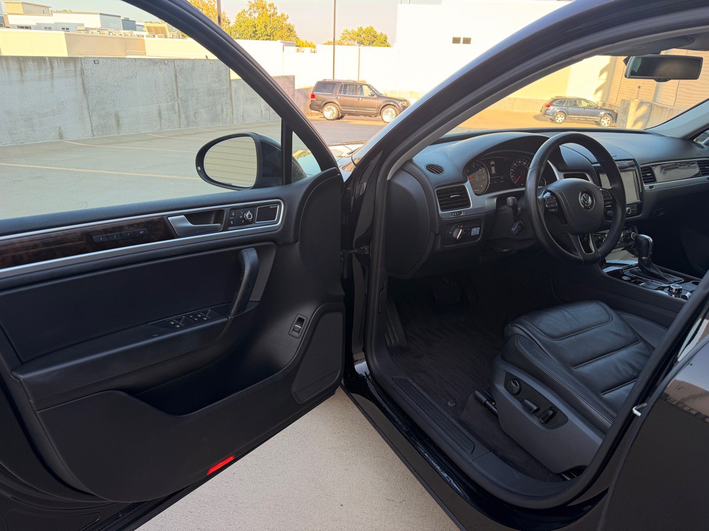 2013 Volkswagen Touareg Image 8