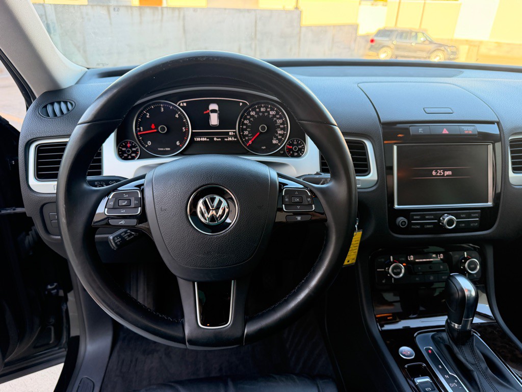 2013 Volkswagen Touareg Image 10