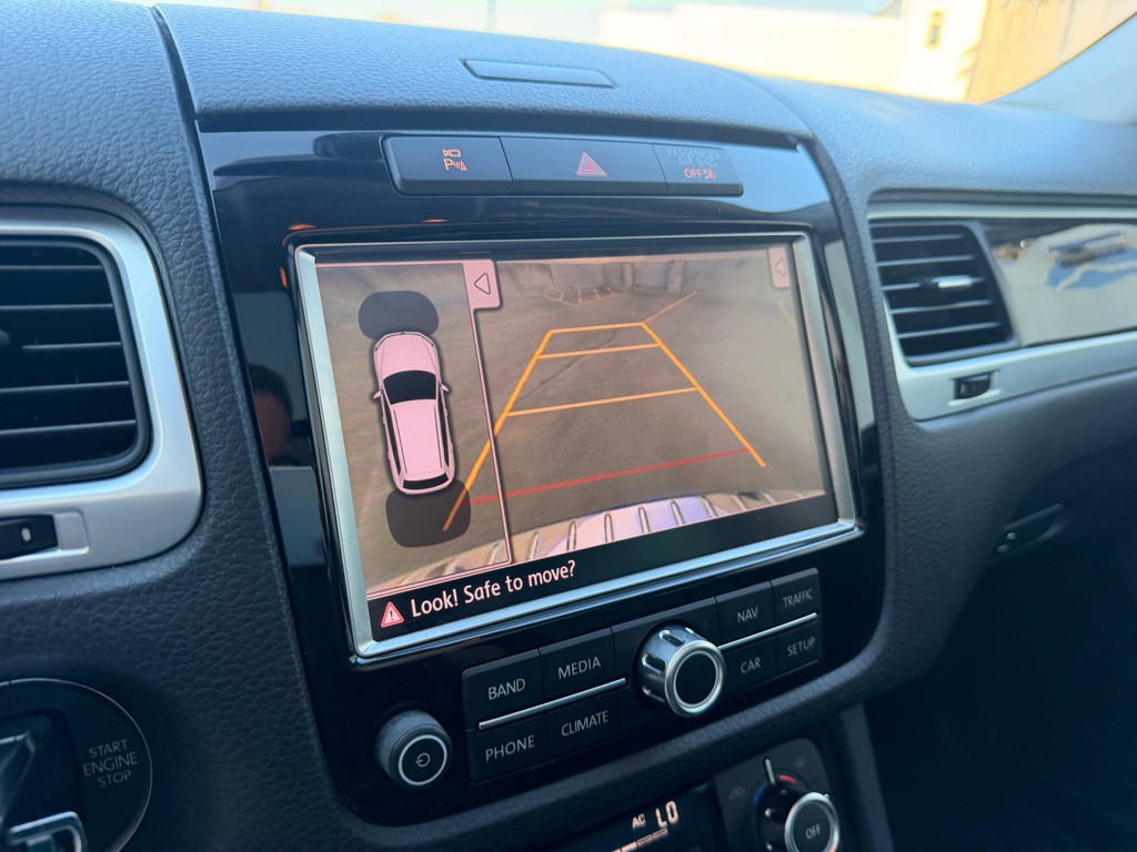 2013 Volkswagen Touareg Image 11