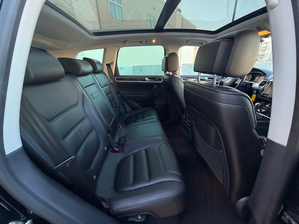 2013 Volkswagen Touareg Image 17