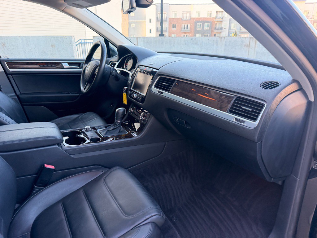 2013 Volkswagen Touareg Image 19