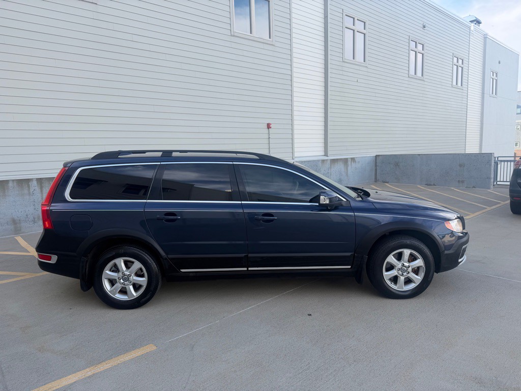 2011 Volvo XC70 Image 2