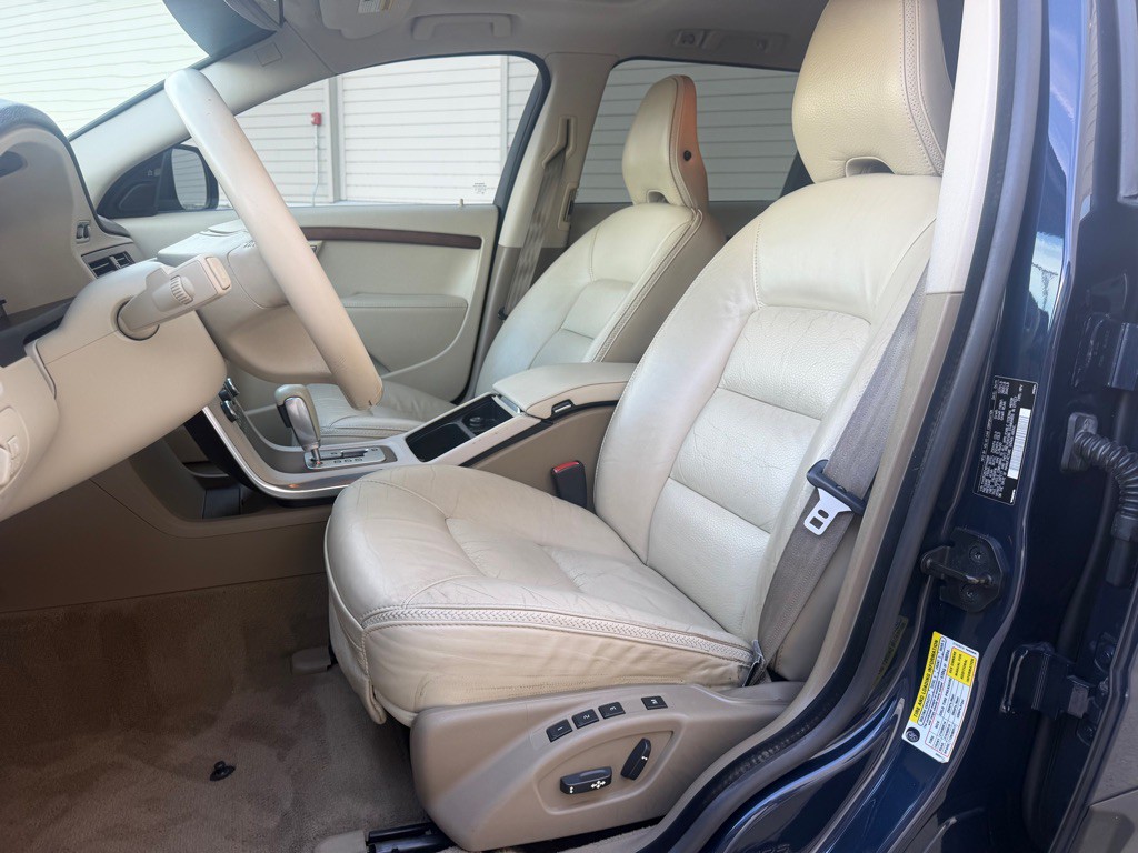 2011 Volvo XC70 Image 12