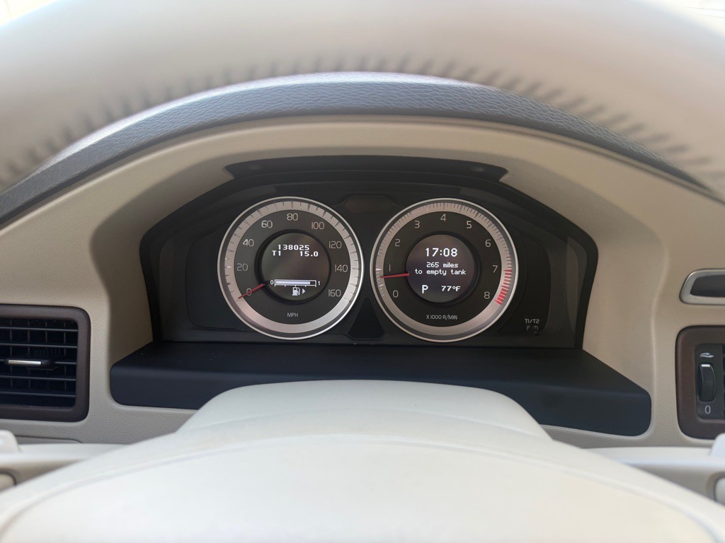 2011 Volvo XC70 Image 15