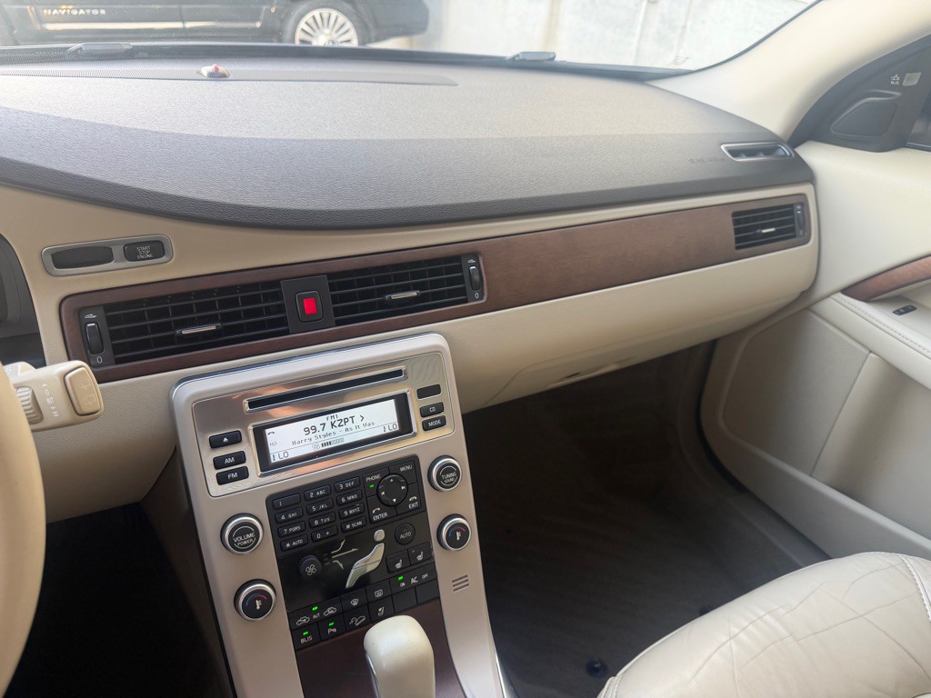 2011 Volvo XC70 Image 16