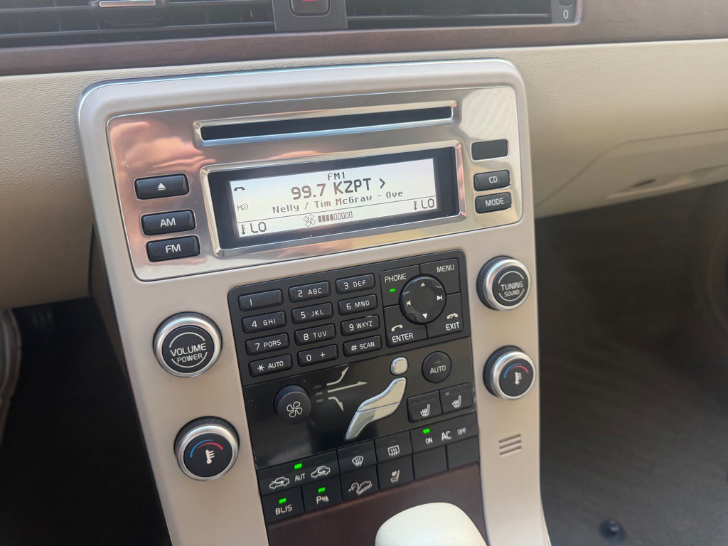 2011 Volvo XC70 Image 17