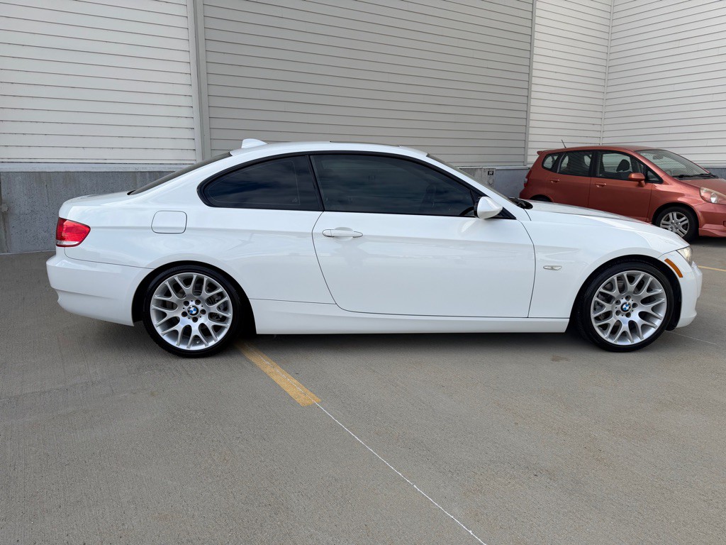 2009 BMW 3 Series Image 2