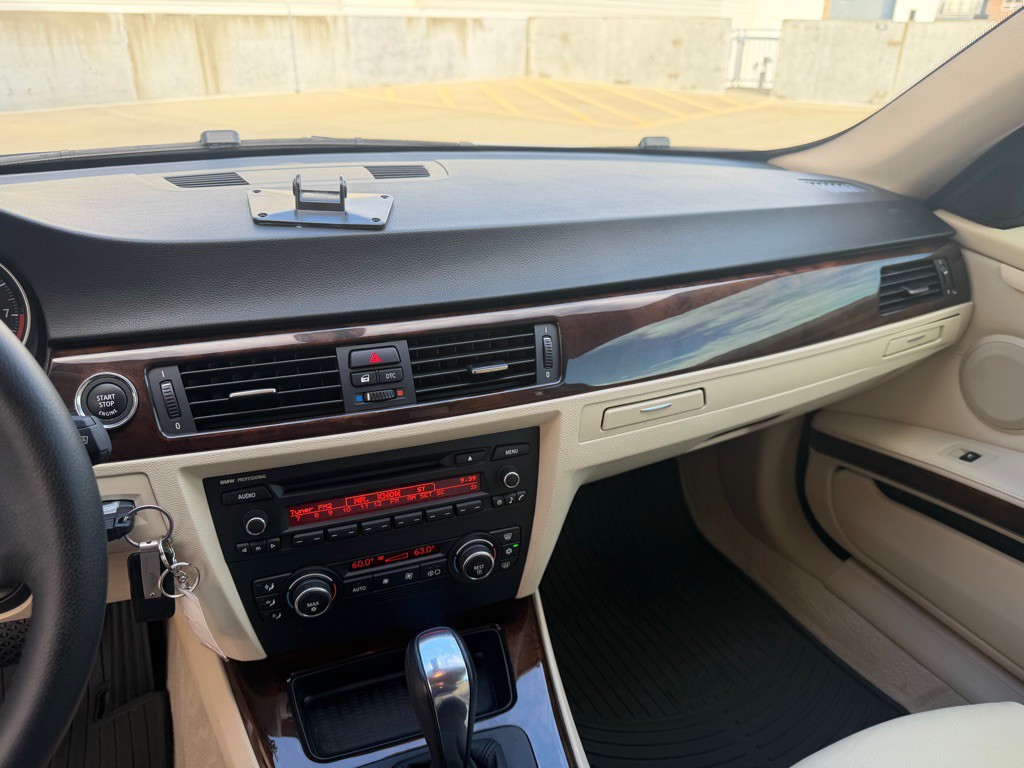 2009 BMW 3 Series Image 17