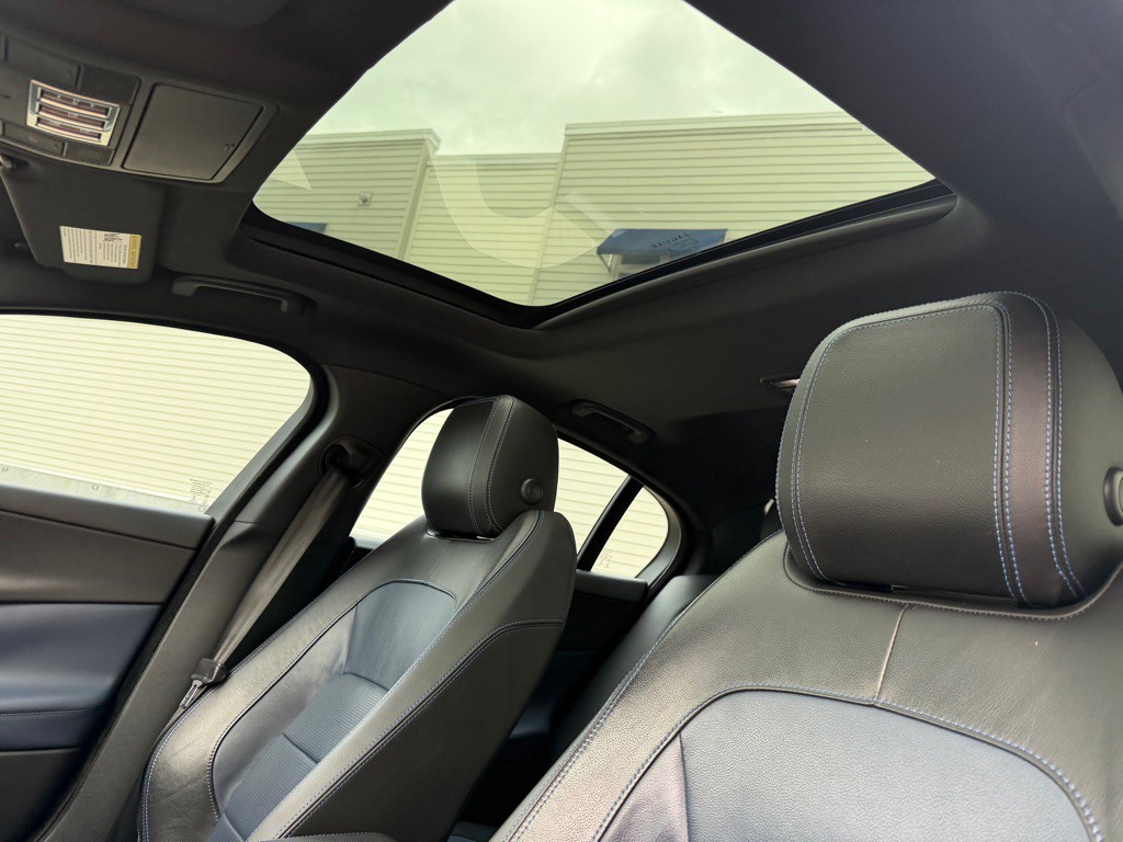 2017 Jaguar XE Image 15