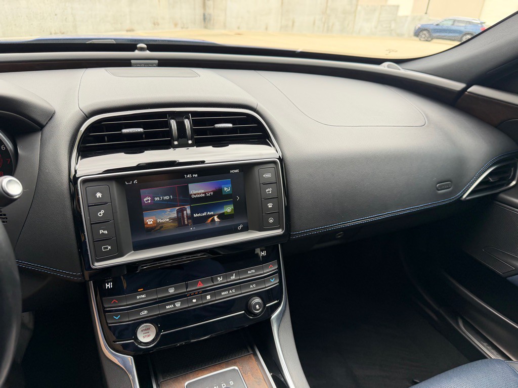 2017 Jaguar XE Image 18