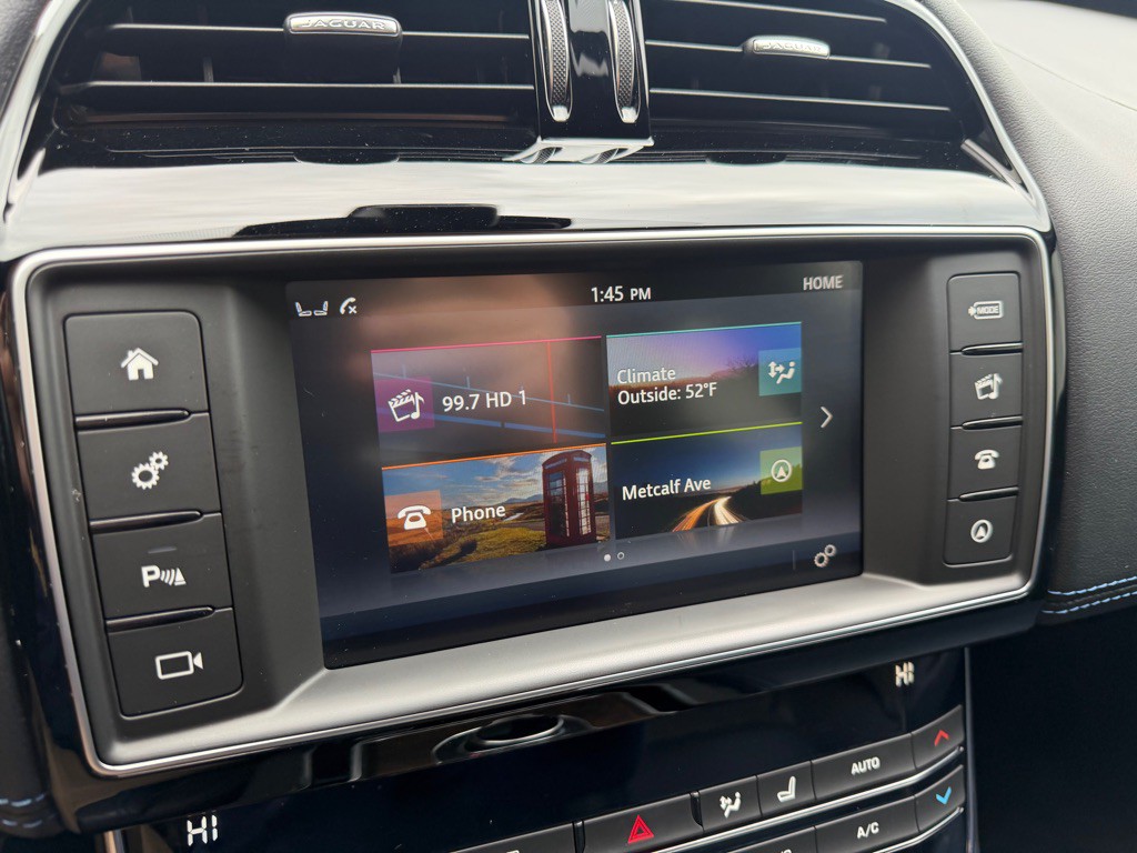 2017 Jaguar XE Image 19