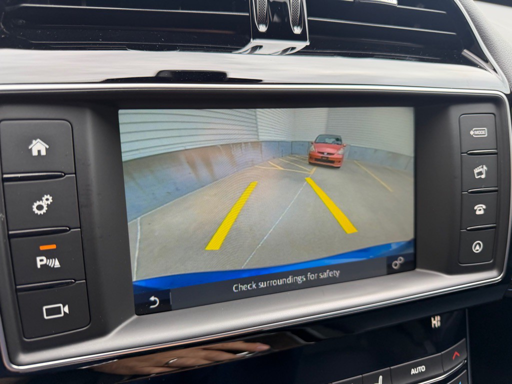 2017 Jaguar XE Image 20