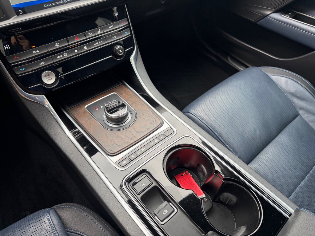 2017 Jaguar XE Image 21