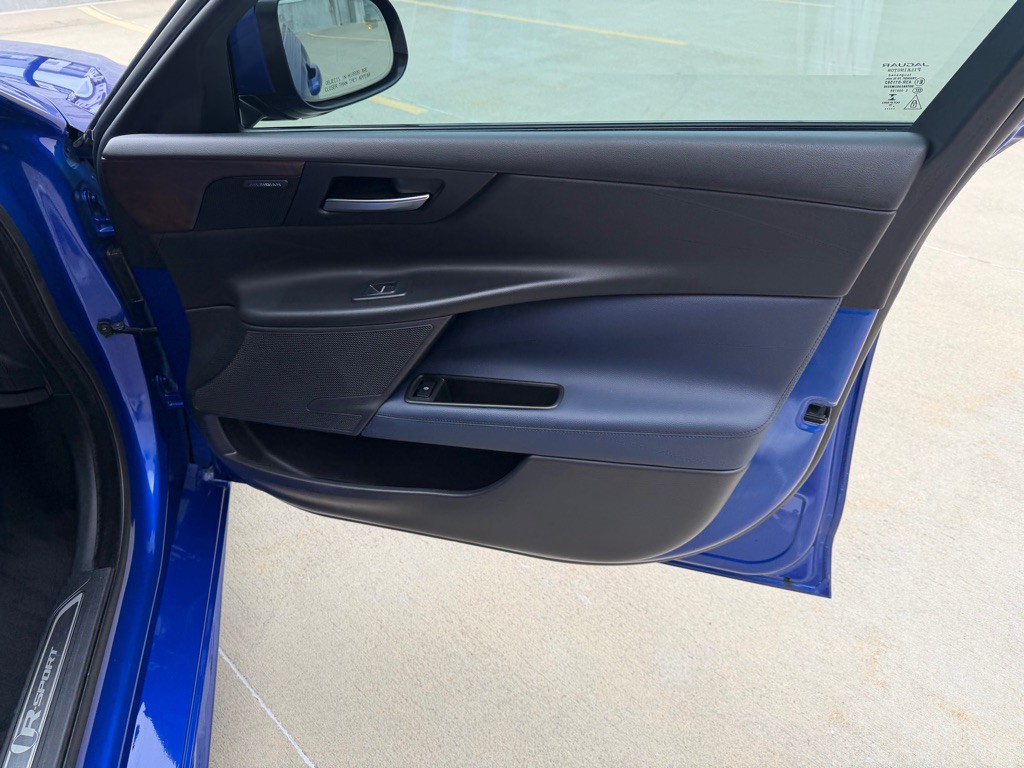2017 Jaguar XE Image 28