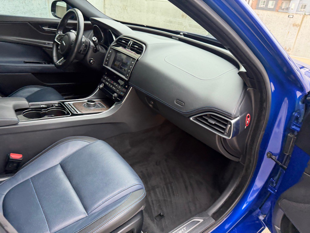 2017 Jaguar XE Image 29