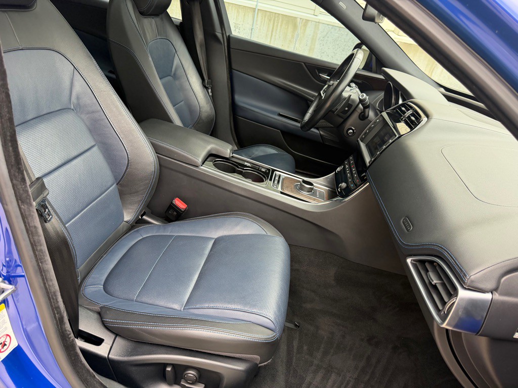 2017 Jaguar XE Image 30