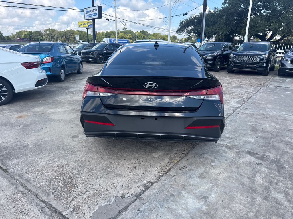 2025 Hyundai Elantra Image 6