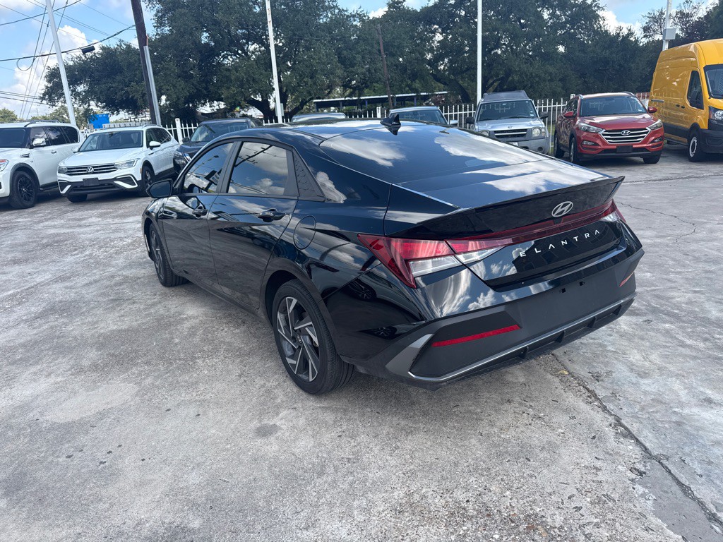 2025 Hyundai Elantra Image 7