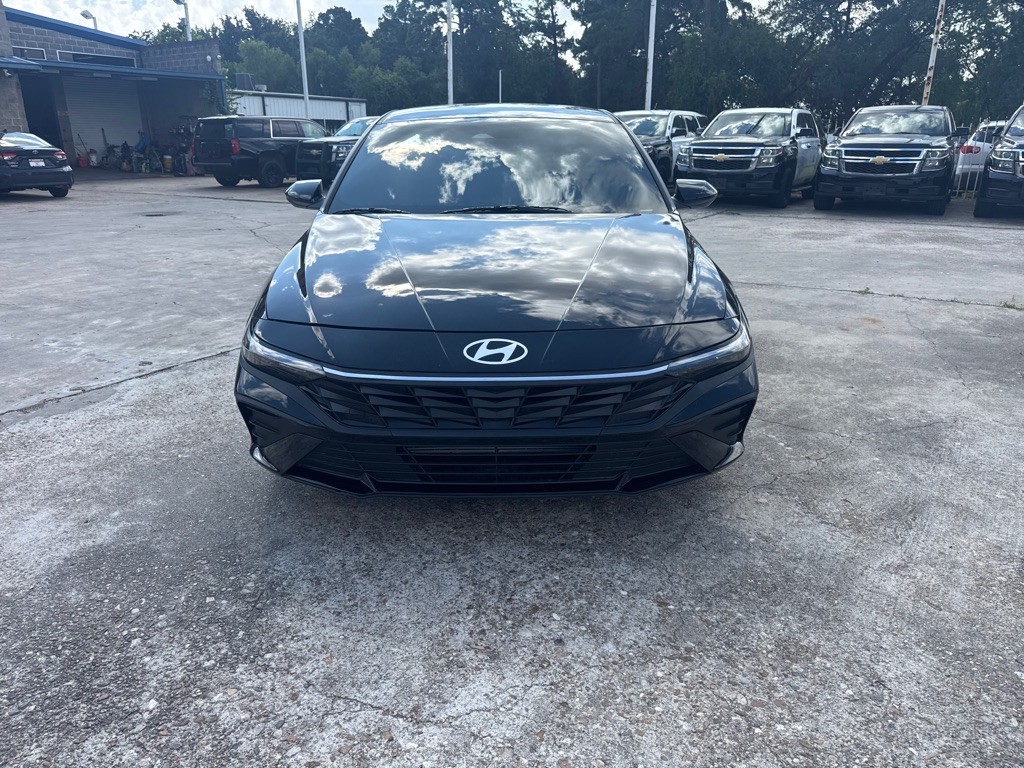 2025 Hyundai Elantra Image 2