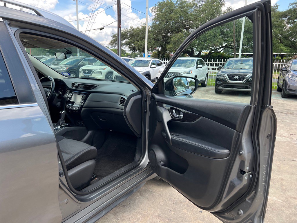 2018 Nissan Rogue Image 17