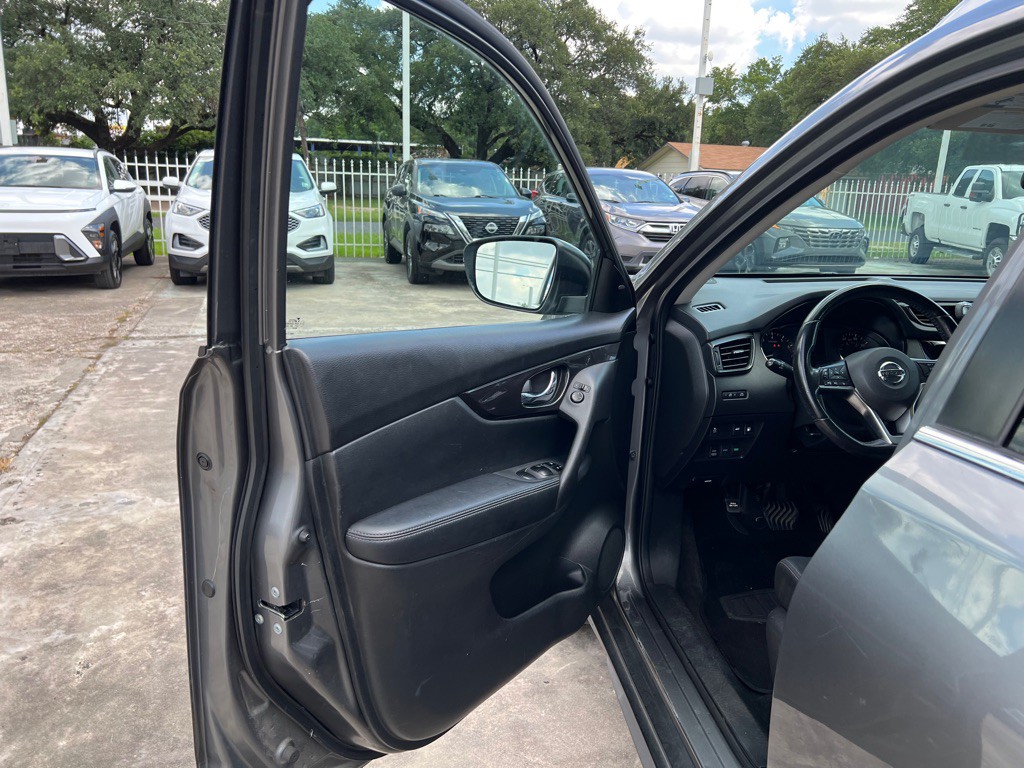 2018 Nissan Rogue Image 24