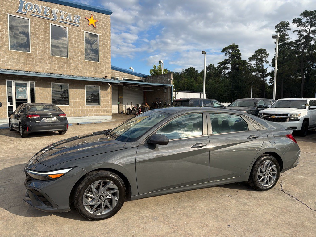 2024 Hyundai Elantra Image 2