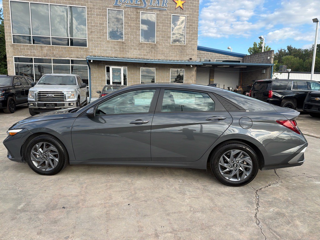 2024 Hyundai Elantra Image 3