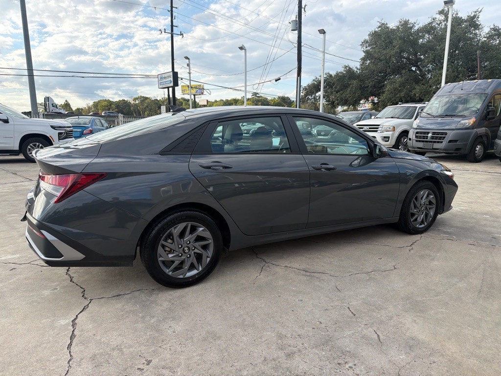 2024 Hyundai Elantra Image 7