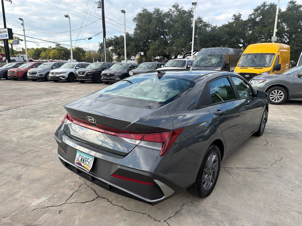 2024 Hyundai Elantra Image 8