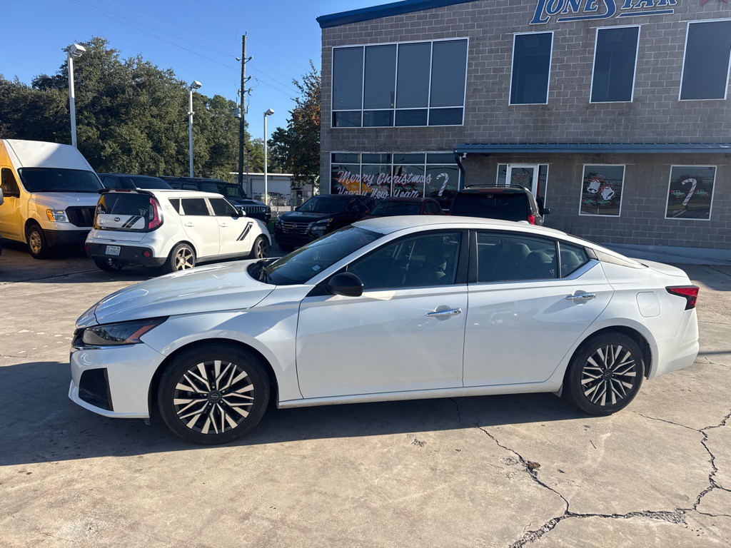 2024 Nissan Altima Image 10