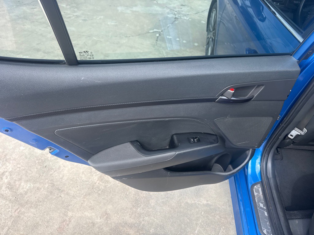 2017 Hyundai Elantra Image 16