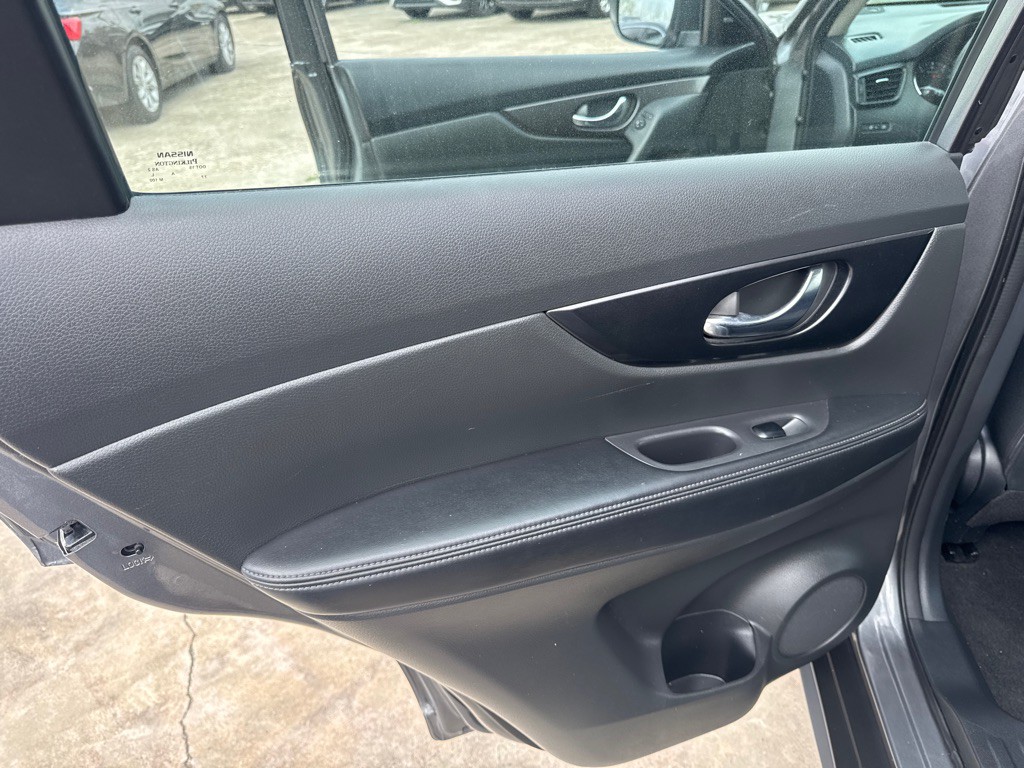 2018 Nissan Rogue Image 15