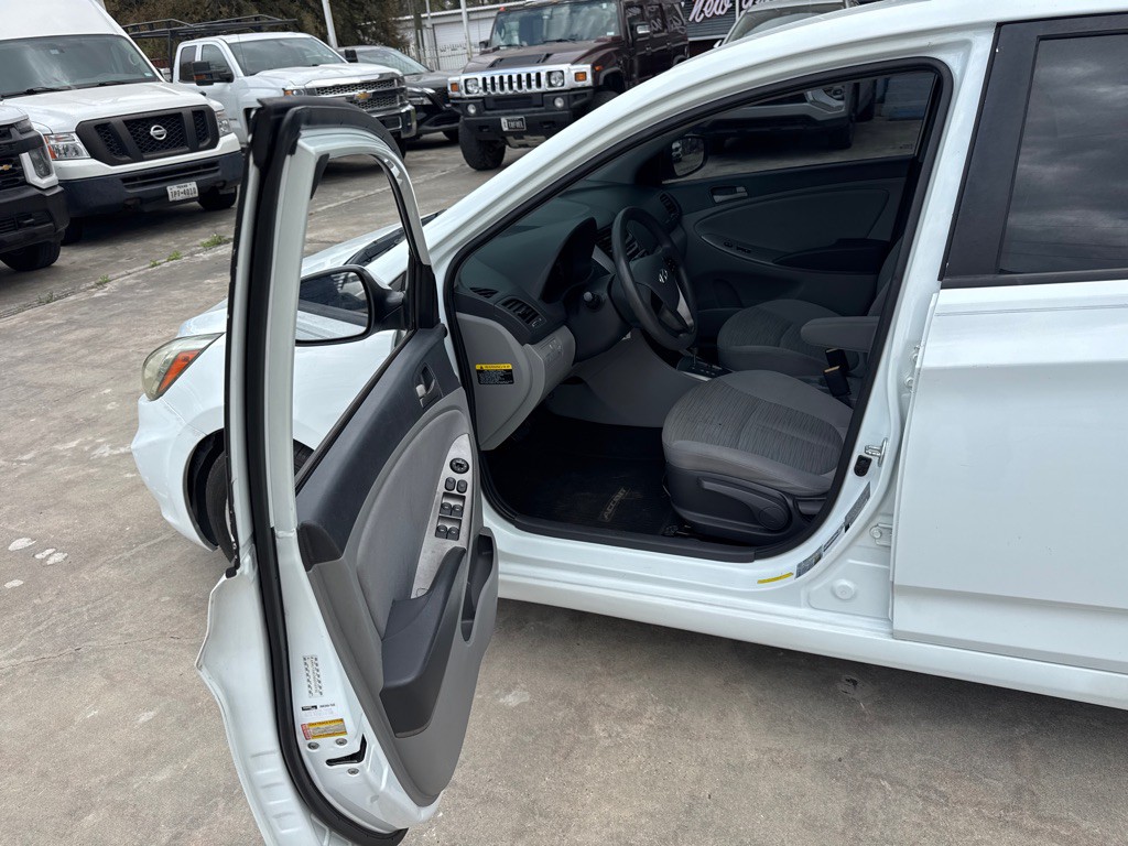 2016 Hyundai Accent Image 10