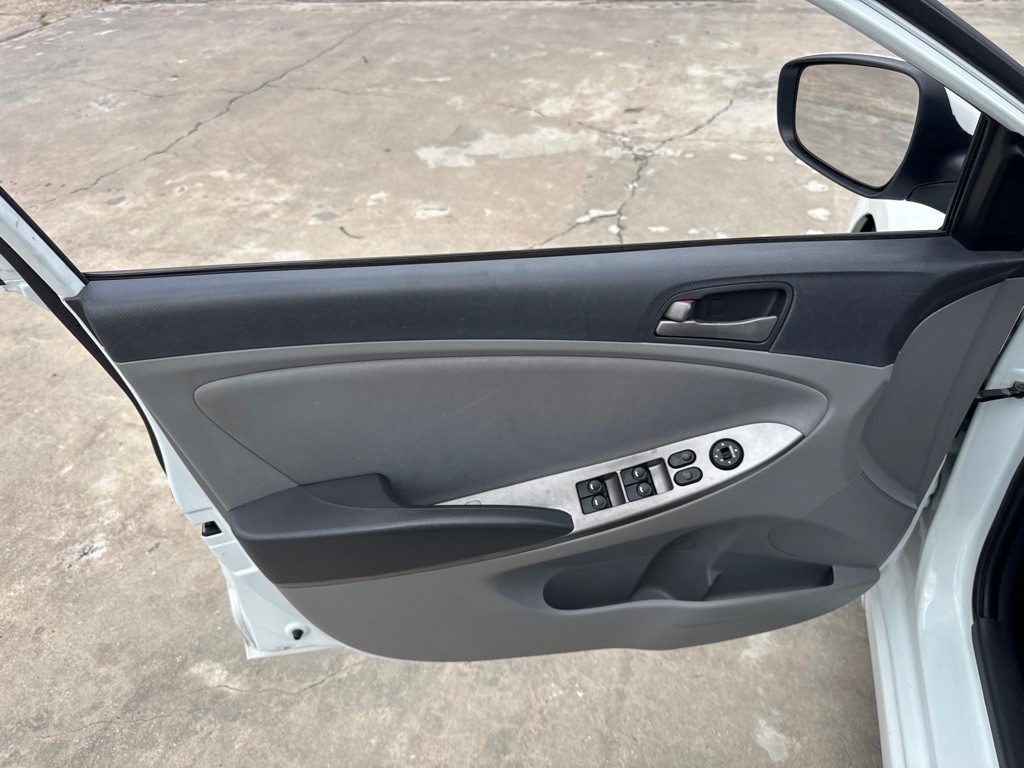 2016 Hyundai Accent Image 11