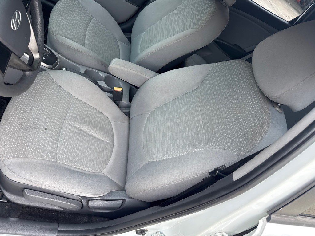 2016 Hyundai Accent Image 12