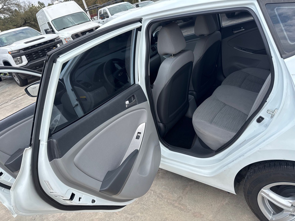 2016 Hyundai Accent Image 13