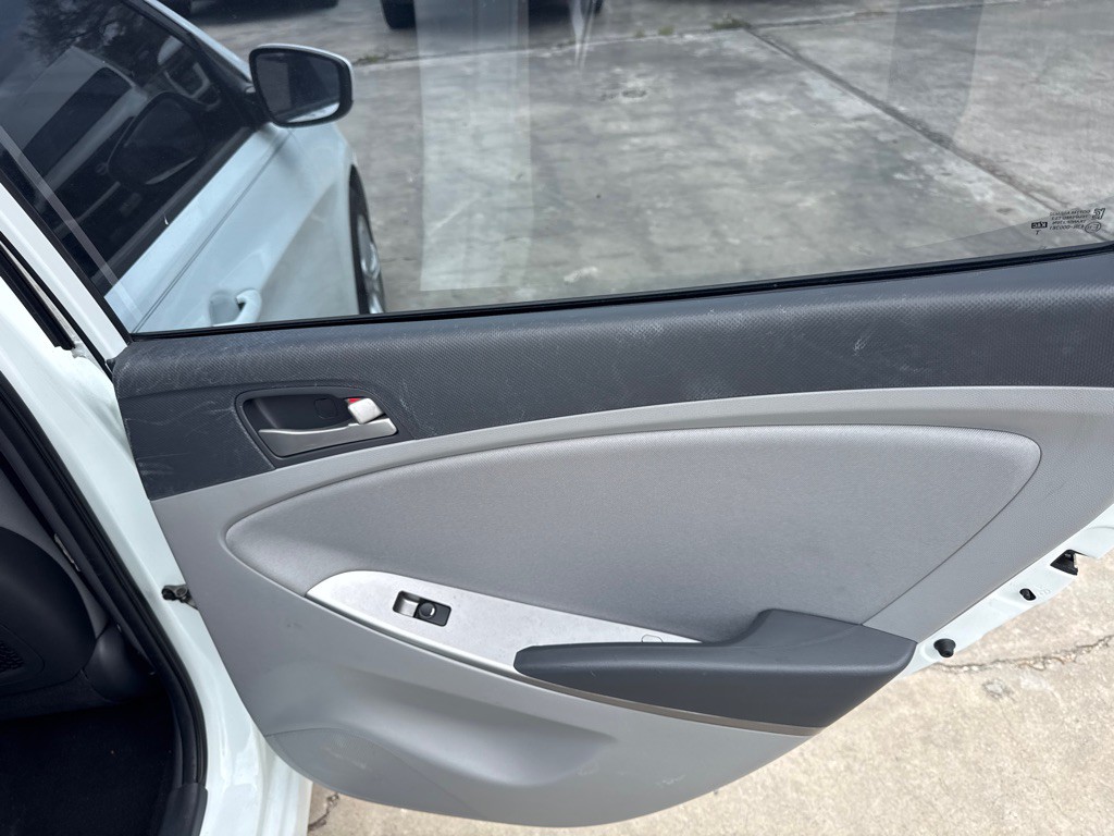 2016 Hyundai Accent Image 18