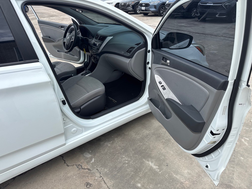 2016 Hyundai Accent Image 20