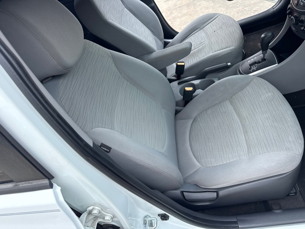 2016 Hyundai Accent Image 22