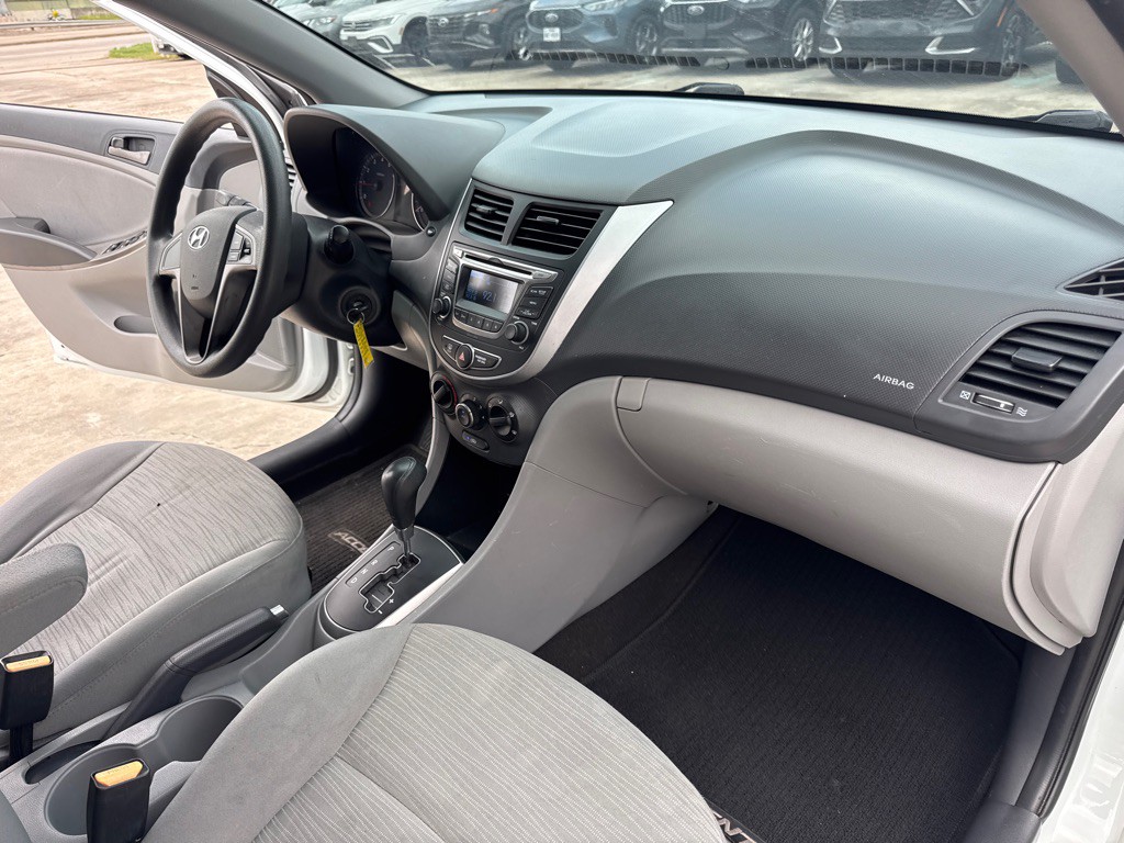 2016 Hyundai Accent Image 23