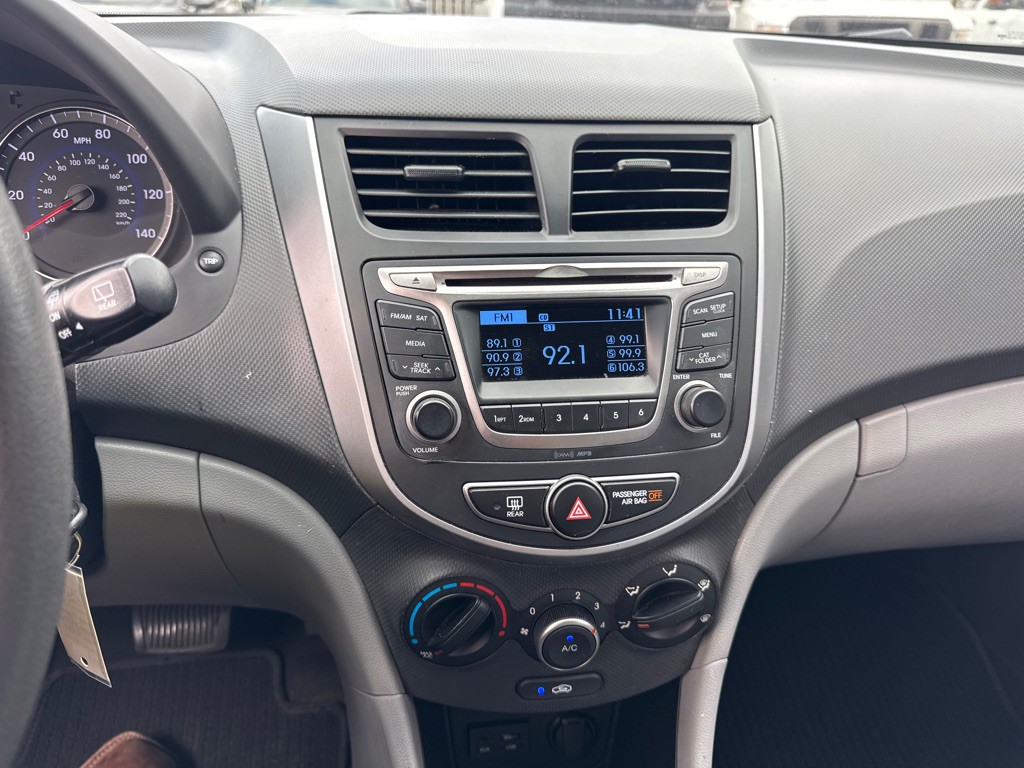 2016 Hyundai Accent Image 28