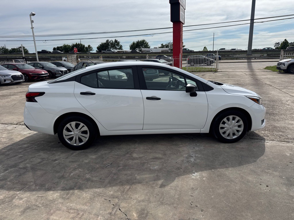 2025 Nissan Versa Image 4