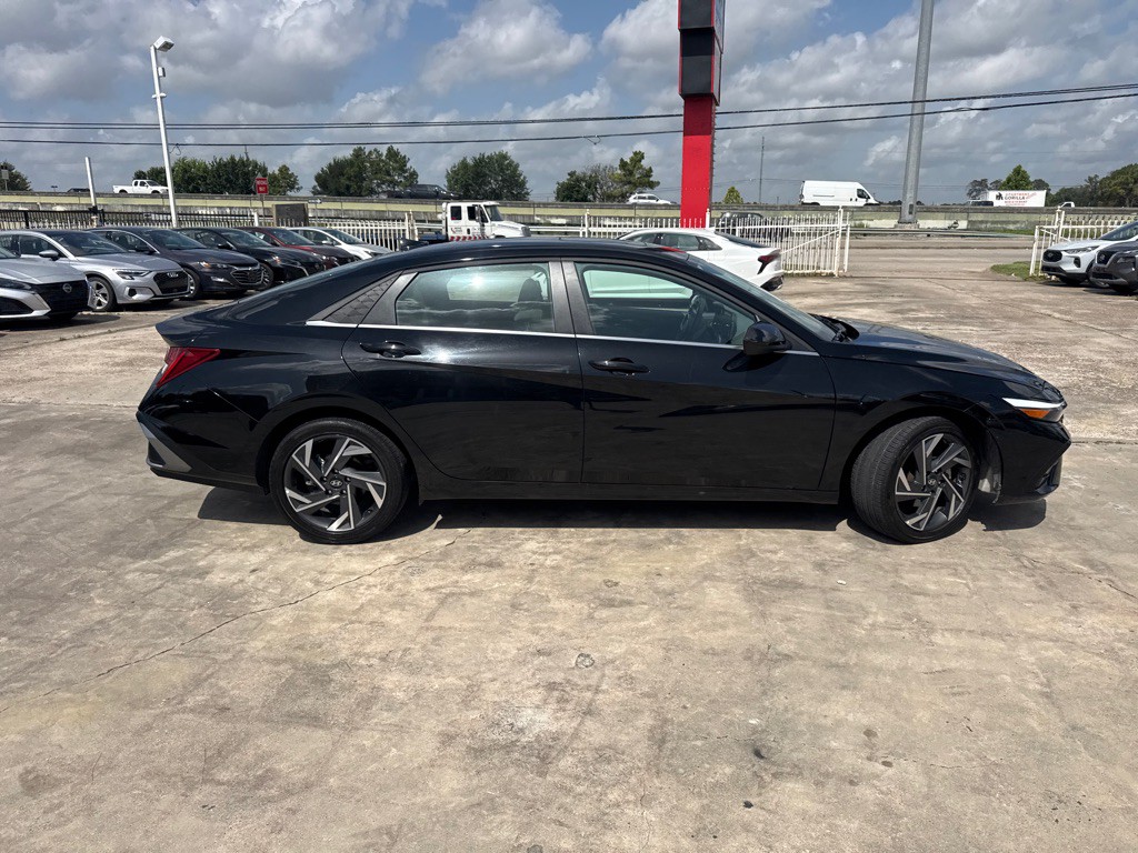 2025 Hyundai Elantra Image 4