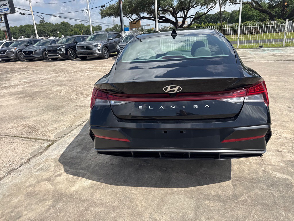 2025 Hyundai Elantra Image 6