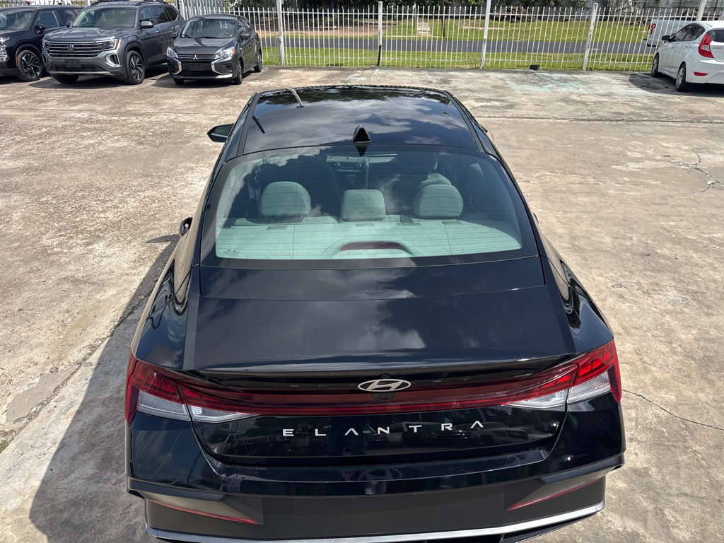 2025 Hyundai Elantra Image 7