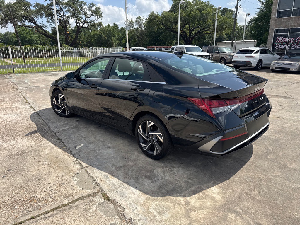 2025 Hyundai Elantra Image 8