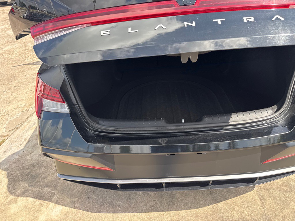 2025 Hyundai Elantra Image 18