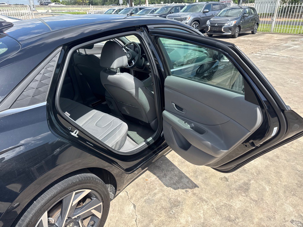 2025 Hyundai Elantra Image 19